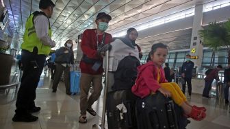 Sejumlah calon penumpang berjalan untuk lapor diri di Terminal 3 Bandara Sekarno Hatta, Tangerang, Banten, Rabu (19/4/2023). [ANTARA FOTO/Muhammad Iqbal]