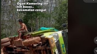 Truk Terguling Karena Jalan Rusak Berlumpur Viral, Janji Politik Bupati OKI Dikecam