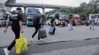 Sejumlah pemudik menunggu kedatangan bus di Terminal Kampung Rambutan, Jakarta Timur, Rabu (19/4/2023). [Suara.com/Alfian Winanto]