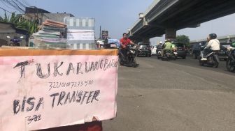 Siapkan Rp 100 Juta Jelang Lebaran, Jasa Tukar Uang di Pinggir Jalan Kalimalang Takut Dirampok