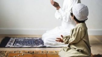 Tak Perlu Memaksa, Ini 5 Tips Mengajak Anak Balita Salat Idul Fitri