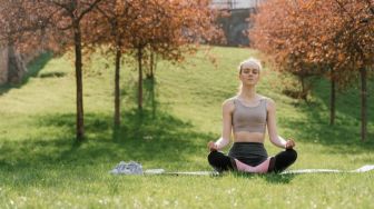 5 Cara Sederhana untuk Tenangkan Pikiran yang Terasa Kacau, Meditasi!