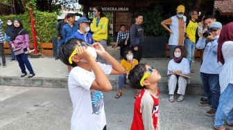 Berlangsung Tiga Jam, Ratusan Warga Saksikan Gerhana Matahari di Taman Pintar Yogyakarta