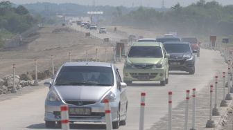 Pengendara melaju di jalan tol fungsional Solo-Yogyakarta di Sawit, Boyolali, Jawa Tengah, Kamis (20/4/2023). [ANTARA FOTO/Aloysius Jarot Nugroho].