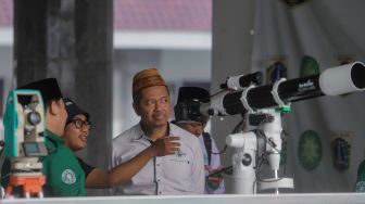 Petugas melakukan pemantauan hilal awal Syawal 1444 Hijriah di Masjid Raya KH. Hasyim Asy'ari, Jakarta Barat, Kamis (20/4/2023). [Suara.com/Alfian Winanto]