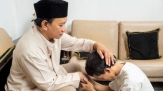 Simak Perbedaan Cara Sungkem kepada Orangtua, Keluarga, dan Tetangga