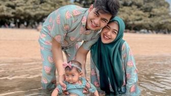 Ria Ricis Bawa Moana Berenang di Laut dari Kapal, Netizen Ribut Takut Bayi Kedinginan