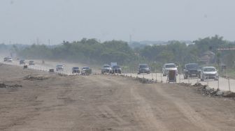 Pengendara melaju di jalan tol fungsional Solo-Yogyakarta di Sawit, Boyolali, Jawa Tengah, Kamis (20/4/2023). [NTARA FOTO/Aloysius Jarot Nugroho].