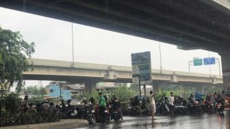 Kalimalang Diguyur Hujan, Pemudik Motor Berteduh di Pos Pengamanan dan Kolong Tol Becakayu