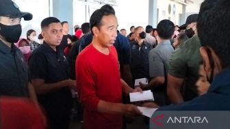 Mudik ke Solo, Presiden Jokowi Bagi-bagi Sembako dan Uang ke Buruh Gendong di Pasar Legi