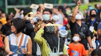 Warga mengamati fenomena Gerhana Matahari Hibrida di Taman Ismail Marzuki (TIM), Jakarta Pusat, Kamis (20/4/2023). [Suara.com/Alfian Winanto]