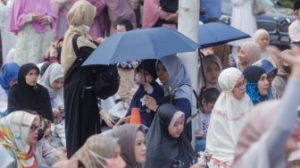 Warga jamaah Muhammadiyah mendengarkan khotbah usai melaksanakan salat Idul Fitri 1444 Hijriah di halaman Pusat Dakwah Muhammadiyah, Menteng, Jakarta Pusat, Jumat (21/4/2023). [Suara.com/Alfian Winanto]