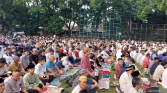 Jamaah Shalat Idul Fitri di Bogor Harus Berbagi Tempat dengan Area Pasar Malam