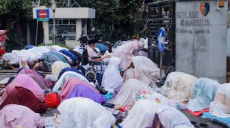 Warga jamaah Muhammadiyah melaksanakan salat Idul Fitri 1444 Hijriah di halaman Pusat Dakwah Muhammadiyah, Menteng, Jakarta Pusat, Jumat (21/4/2023). [Suara.com/Alfian Winanto]