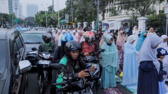 Warga jamaah Muhammadiyah melaksanakan salat Idul Fitri 1444 Hijriah di halaman Pusat Dakwah Muhammadiyah, Menteng, Jakarta Pusat, Jumat (21/4/2023). [Suara.com/Alfian Winanto]