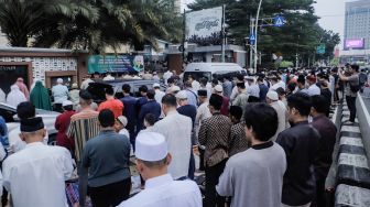 Warga jamaah Muhammadiyah melaksanakan salat Idul Fitri 1444 Hijriah di halaman Pusat Dakwah Muhammadiyah, Menteng, Jakarta Pusat, Jumat (21/4/2023). [Suara.com/Alfian Winanto]