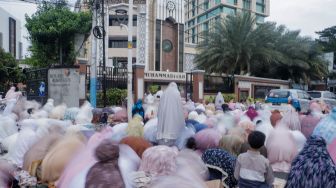 Warga jamaah Muhammadiyah melaksanakan salat Idul Fitri 1444 Hijriah di halaman Pusat Dakwah Muhammadiyah, Menteng, Jakarta Pusat, Jumat (21/4/2023). [Suara.com/Alfian Winanto]