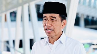 Perdana, Jokowi Pilih Salat Idul Fitri di Masjid Sheikh Zayed Solo