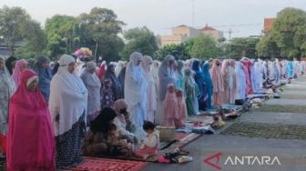 Diadakan Muhammadiyah, Ribuan Masyarakat Hadiri Salat Id di Pamedan Pura Mangkunegran