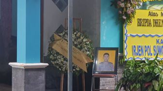 Anggota Densus yang Tewas Ditusuk Teroris di Kantor Imigrasi Jakarta Utara Dimakamkan secara Kepolisian dan Adat