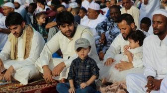 Niat Sholat Idul Fitri Arab Lengkap untuk Berjamaah di Lapangan