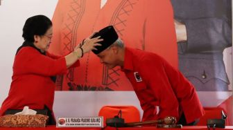 Detik-detik Megawati Pakaikan Kopiah ke Ganjar Pranowo Usai Tunjuk Jadi Capres PDIP