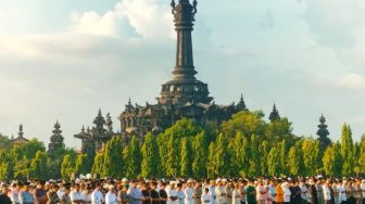 Ribuan Umat Muslim Gemakan Takbir Dan Salat Id di Lapangan Renon