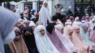 Warga jamaah Muhammadiyah melaksanakan salat Idul Fitri 1444 Hijriah di halaman Pusat Dakwah Muhammadiyah, Menteng, Jakarta Pusat, Jumat (21/4/2023). [Suara.com/Alfian Winanto]