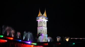 Menikmati Nuansa Malam di Jam Gadang Bukittinggi