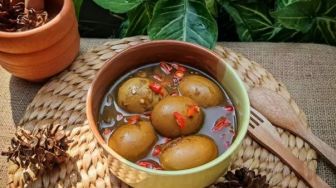 Resep Telur Bumbu Petis Menu Praktis untuk Makan Keluarga