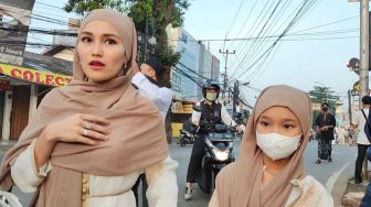 Ayu Ting Ting bersama putrinya, Bilqis Khumairah Razak menuju masjid untuk menjalani Salat Ied di kawasan Sukmajaya Depok, Jawa Barat, Sabtu (22/4/2023). [Adiyoga Priyambodo/Suara.com