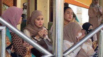 Ayu Ting Ting ditemui di kawasan Sukmajaya, Depok, Jawa Barat, Sabtu (22/4/2023). Ayu bersama keluarga menjalani Salat Ied. [Adiyoga Priyambodo/Suara.com]