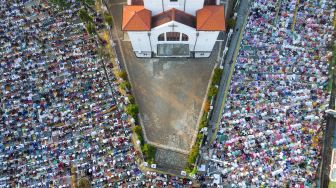 Umat muslim melaksanakan Salat Idul Fitri 1444 H di kawasan Jatinegara, Jakarta Timur, Sabtu (22/4/2023). [Suara.com/Alfian Winanto]