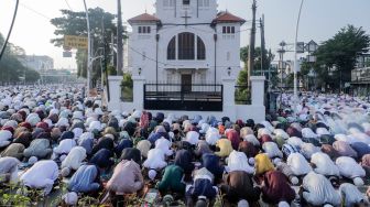 Umat muslim melaksanakan Salat Idul Fitri 1444 H di kawasan Jatinegara, Jakarta Timur, Sabtu (22/4/2023). [Suara.com/Alfian Winanto]