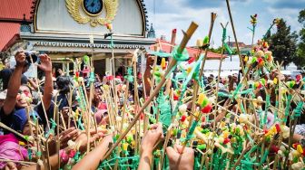 Baru Sampai Masjid Gedhe Kauman, Gunungan Garebeg Syawal Diserbu Ratusan Warga