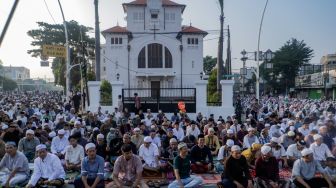 Umat muslim melaksanakan Salat Idul Fitri 1444 H di kawasan Jatinegara, Jakarta Timur, Sabtu (22/4/2023). [Suara.com/Alfian Winanto]