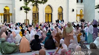 Jokowi dan Ganjar Tiba di Masjid Sheikh Zayed untuk Salat Idul Fitri