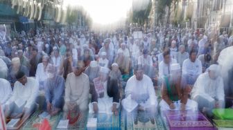 Umat muslim melaksanakan Salat Idul Fitri 1444 H di kawasan Jatinegara, Jakarta Timur, Sabtu (22/4/2023). [Suara.com/Alfian Winanto]