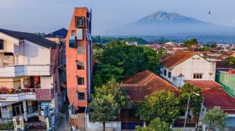 Hotel Paling Tipis Sedunia Ada di Indonesia? Lebarnya Nggak Sampai 3 Meter: Kayak Rumah Kartun Larva