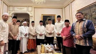 Momen Anies dan Sandiaga Silaturahmi ke Rumah Ketua Majelis Syuro PKS di Hari Pertama Lebaran