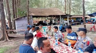 Pantai Sasak Pasaman Barat Ramai Dikunjungi di Hari Kedua Lebaran