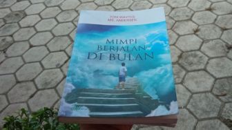 Memungut Kisah-kisah Inspiratif dalam Buku 'Mimpi Berjalan di Bulan'