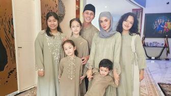 5 Warna Ini Bakal Jadi Tren Baju Lebaran 2025, Masih Ada Sage Green