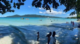 Libur Lebaran di Ambon Maluku, Wisatawan Padati Pantai Natsepa untuk Makan Rujak
