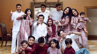 10 Potret Lebaran Keluarga Alshad Ahmad, Keberadaan Tiara Andini Dipertanyakan