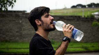 4 Tanda Kamu Minum Terlalu Banyak Air Putih, Merasa Mual dan Sakit Kepala