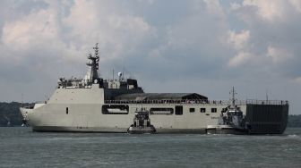 Personel TNI AL membantu pemudik masuk ke KRI Banjarmasin-592 di Koarmada II, Surabaya, Jawa Timur, Selasa (25/4/2023). [ANTARA FOTO/Didik Suhartono]