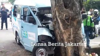 Angkot JakLingko Tabrak Pohon di Rawamangun Jaktim, Satu Penumpang Terjepit