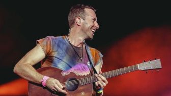 Vokalis Coldplay Chris Martin Sering Kibarkan Bendera Pelangi saat Konser, Artinya Apa Ya?