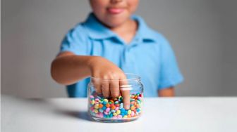 4 Bahaya Terlalu Sering Makan Permen pada Anak, Tak Hanya Merusak Gigi!